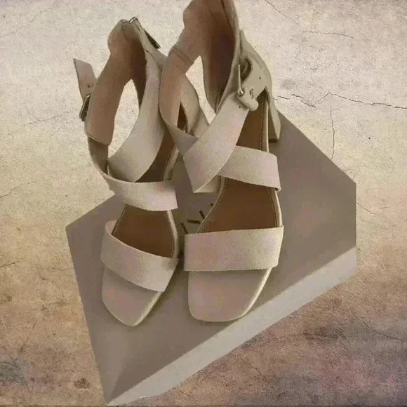 Donald Pliner Paulina Sandal 7.5 - Picture 2 of 8